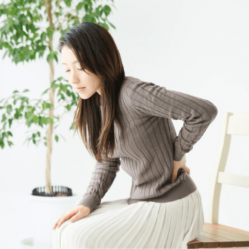 骨盤の歪みによる症状に悩む女性