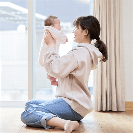 赤ちゃんを抱っこするお母さん