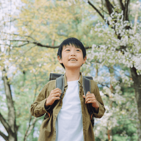 ランドセルを背負う小学生の男の子