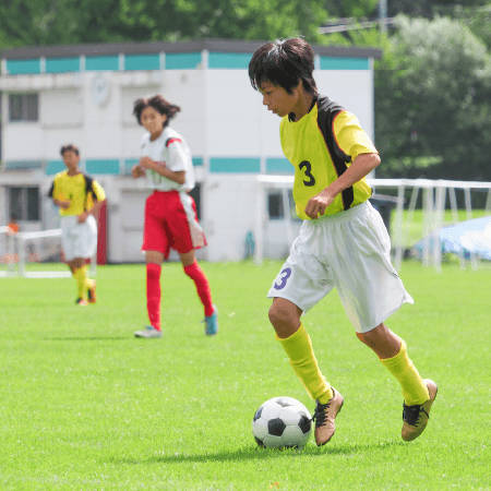 サッカーに打ち込む少年