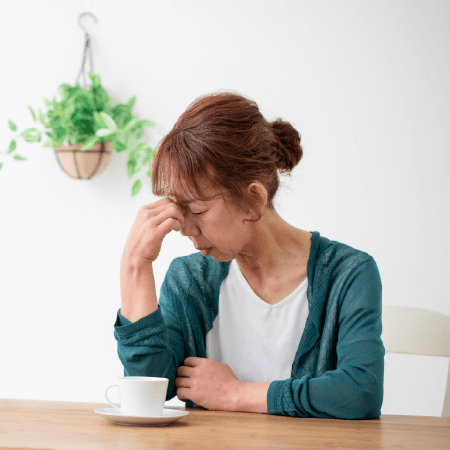 不調に悩む高齢の女性