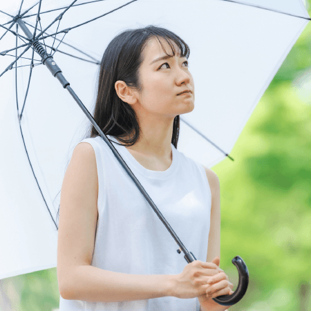 雨の日が憂鬱な傘をさす女性