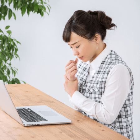 手首が痛むデスクワークの女性