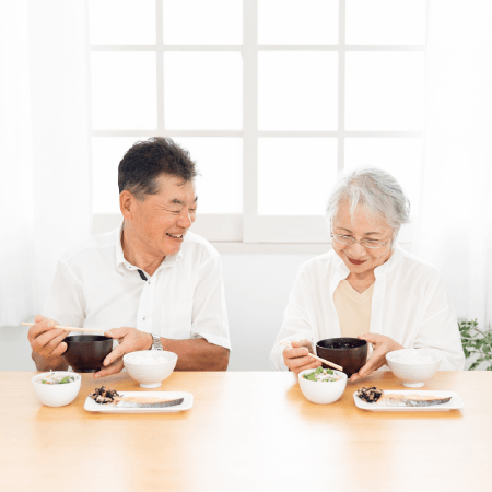 食事をする高齢夫婦