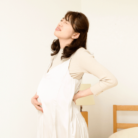 つらい腰痛に苦しむ妊婦さん