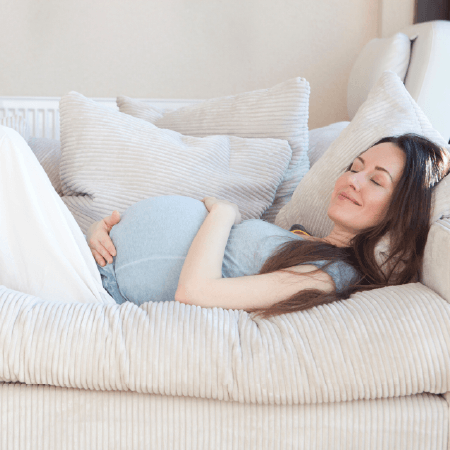 ソファで横になる妊婦さん