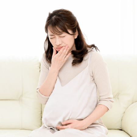 つわりに苦しむ妊婦さん